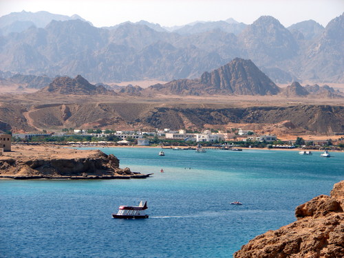 De kleine haven die bekend staat als Sharm el Maya ligt vlak naast de reguliere haven van Sharm el Sheikh. Hier is plaats voor allerlei luxeschepen en schepen voor de commerciële vaart.