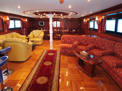 Interieur salon op M/Y Sweet Dream Liveaboard duiken motorjacht in Marsa Alam Egypte