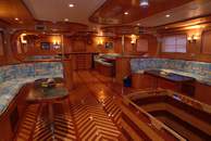Interieur salon op M/Y Golden Dolphin Liveaboard duiken motorjacht in Marsa Alam Egypte