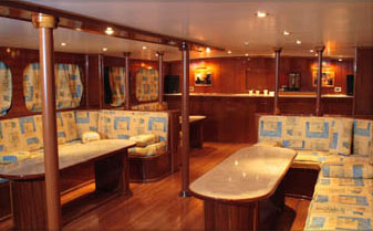 Interieur salon op M/Y Juliet Liveaboard duiken motorjacht in Sharm el Sheikh Egypte