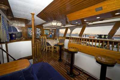 Salon bar op King Snefro 3 Liveaboard duiken motorjacht in Sharm el Sheikh Egypte