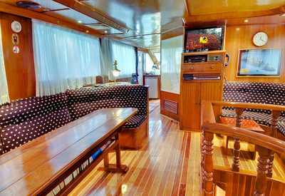 Interieur salon op King Snefro 6 Liveaboard duiken motorjacht in Sharm el Sheikh Egypte
